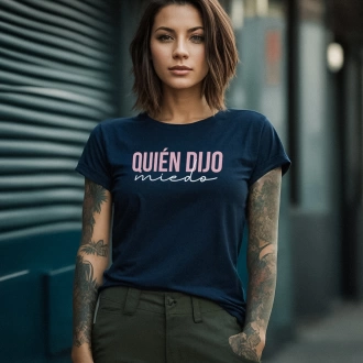 Camiseta colombiana azul navy para mujer con frase quién dijo miedo