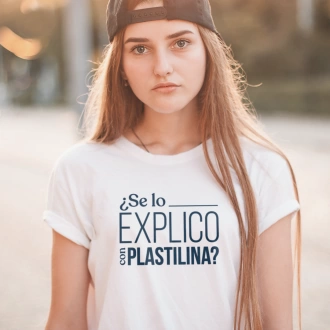 Camiseta blanca para mujer con frase colombiana se lo explico con plastilina