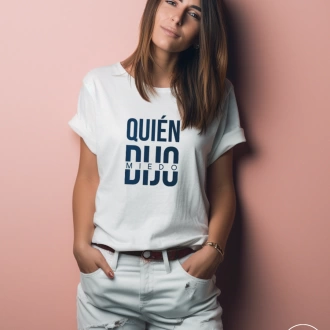 Camiseta blanca para mujer con frase colombiana quién dijo miedo
