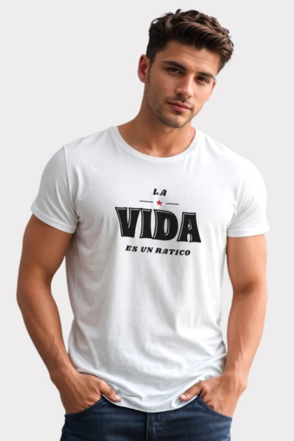 Camiseta colombiana blanca para hombre con frase la vida es un ratico