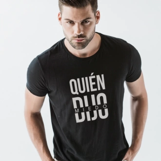 Camiseta colombiana para hombre con frase quién dijo miedo