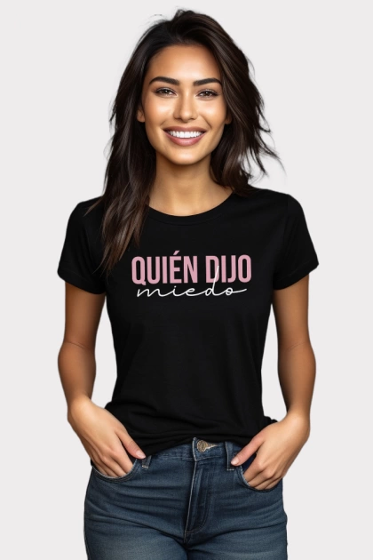 Camiseta colombiana negra para mujer con frase quién dijo miedo