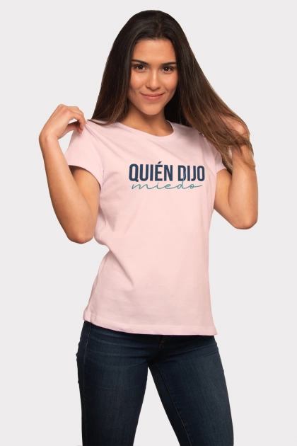 Camiseta colombiana rosa para mujer con frase quién dijo miedo