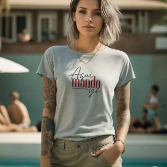 Camiseta gris para mujer con frase aquí mando yo