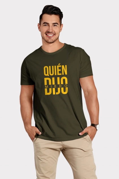 Camiseta verde para hombre frase colombiana quién dijo miedo