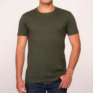 Camiseta verde militar hombre con frase qué más pues coral typo college