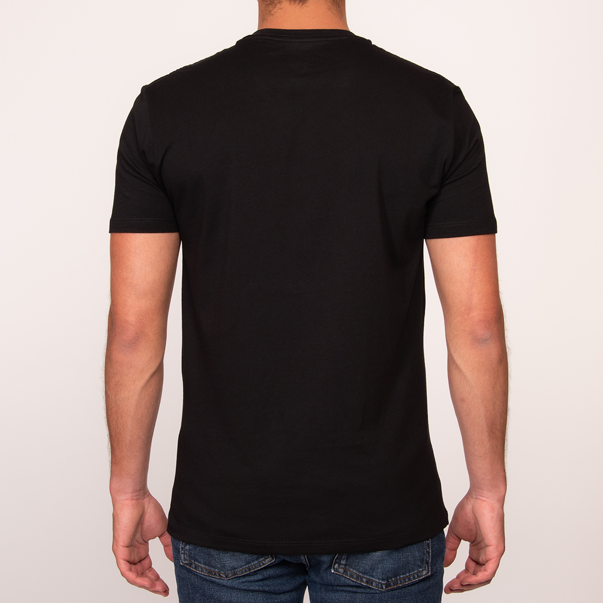 https://dondurazno.com/images/camiseta-u-negra-hombre-espalda.jpg